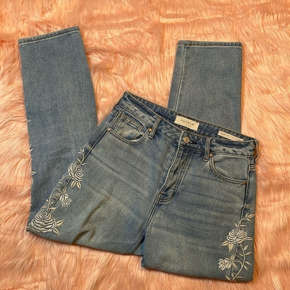 Pacsun Mid Wash Distressed Embroidery Flower‎ Mom Jeans Size 25 - Picture 1 of 8